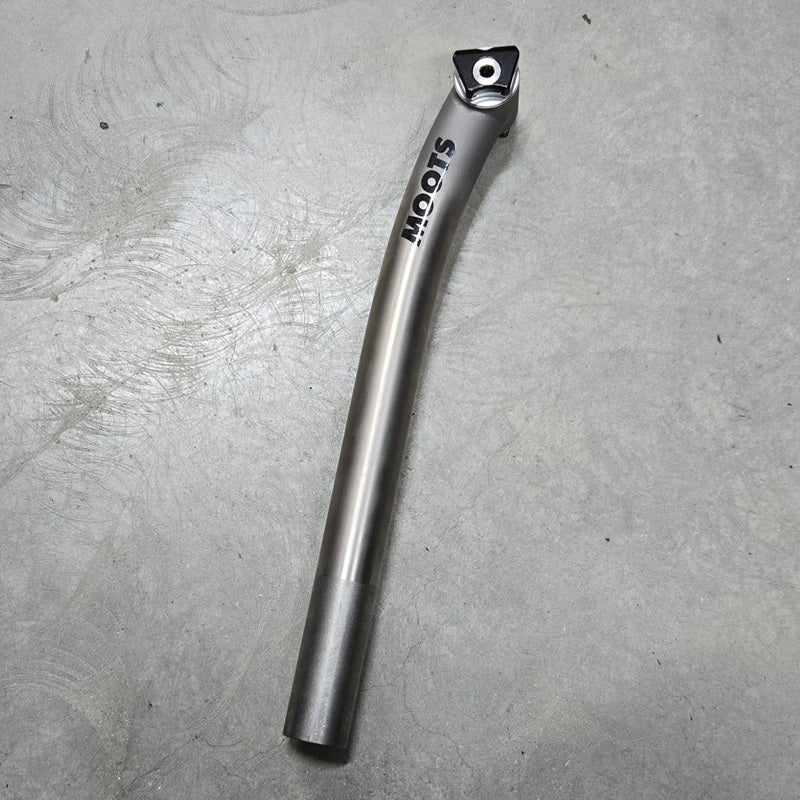 MOOTS Cinch Layback Seatpost (Gloss Black Saddle Clamp, Brand Sticker, 30.9mm)