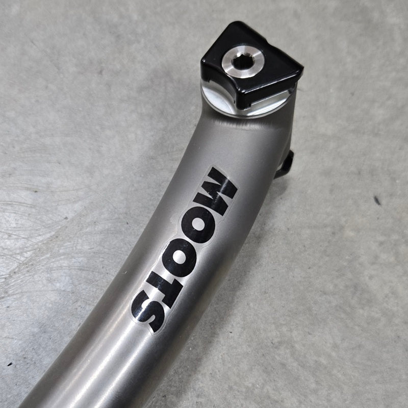 MOOTS Cinch Layback Seatpost (Gloss Black Saddle Clamp, Brand Sticker, 30.9mm)